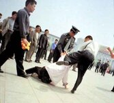 450px-TiananmenSquareAppeal-minghui.jpg 450px-TiananmenSquareAppeal-minghui.jpg
